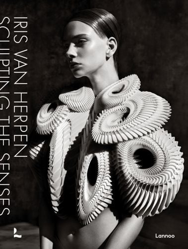 книга Iris van Herpen: Sculpting the Senses, автор: Iris van Herpen, Cloe Pitiot, Tilda Swinton