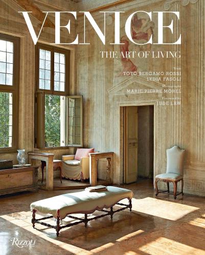 книга Venice: The Art of Living, автор: Lydia Fasoli, Toto Bergamo Rossi, Photographs by Marie Pierre Morel, Foreword by Jude Law