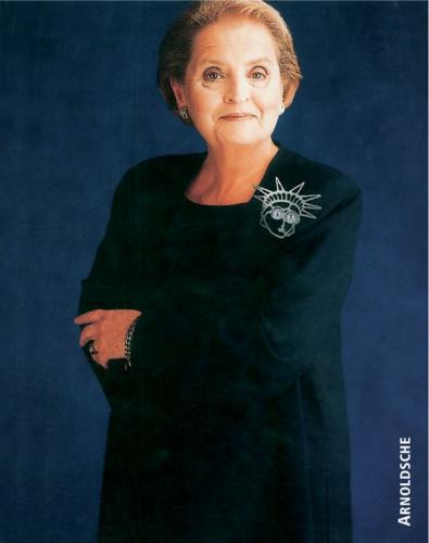 книга Brooching it Diplomatically. A Tribute to Madeleine K. Albright, автор: Helen Drutt