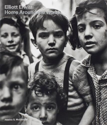 книга Elliott Erwitt: Home Around the World, автор: Elliott Erwitt