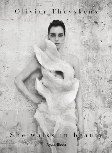 книга Olivier Theyskens: She Walks in Beauty, автор: Kaat Debo, Elisa De Wyngaert, Vanessa Friedman, Lydia Kamitsis, Wim Mertens