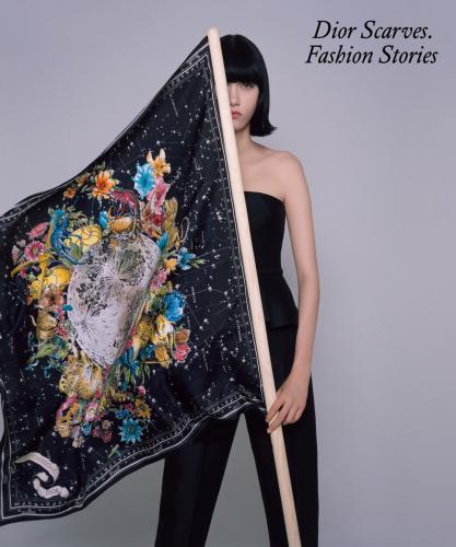 книга Dior Scarves. Fashion Stories, автор: Maria Luisa Frisa, Maria Grazia Chiuri, Brigitte Niedermair, Claire Allen-Johnstone, Emilie Hammen, Elda Danese, Alberto Morini