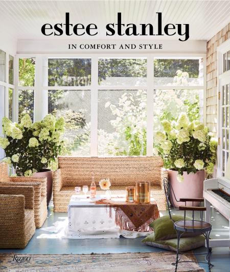 книга In Comfort and Style, автор: Author Estee Stanley and Christina Shanahan, Illustrated by Carly Kuhn, Foreword by Ashley Olsen