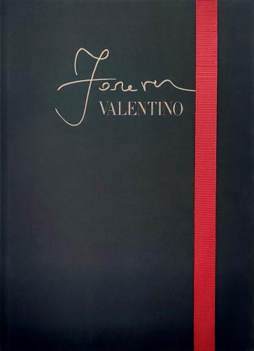 книга Forever Valentino, автор: Alexander Fury, Massimiliano Gioni, Maura Cianfriglia, Douglas Coupland, Susannah Frankel, Fabiana Giacomotti, Anders Christian Madsen, Suzy Menkes, Sarah Mower, Serena Tibaldi