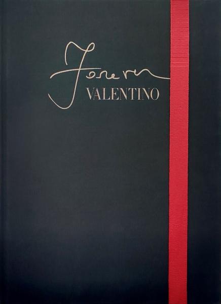 книга Forever Valentino, автор: Alexander Fury, Massimiliano Gioni, Maura Cianfriglia, Douglas Coupland, Susannah Frankel, Fabiana Giacomotti, Anders Christian Madsen, Suzy Menkes, Sarah Mower, Serena Tibaldi